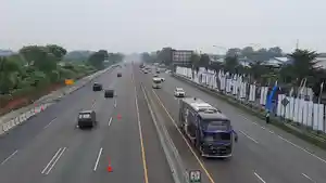 Kondisi-lalu-lintas-di-ruas-tol-Jakarta-Cikampek-di-Km-57-ramai-lancar.jpg