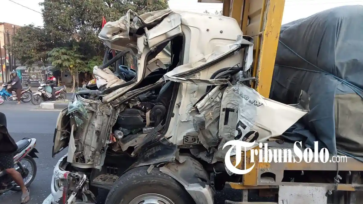 Begini Kondisi Truk Tronton Usai Sruduk Truk Boks Muatan Es Hingga Terbalik dan Hantam Warung