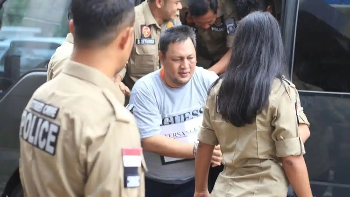 Rekonstruksi Kasus Pembunuhan PNS yang Dicor, Keluarga Korban Tonjok Pelaku