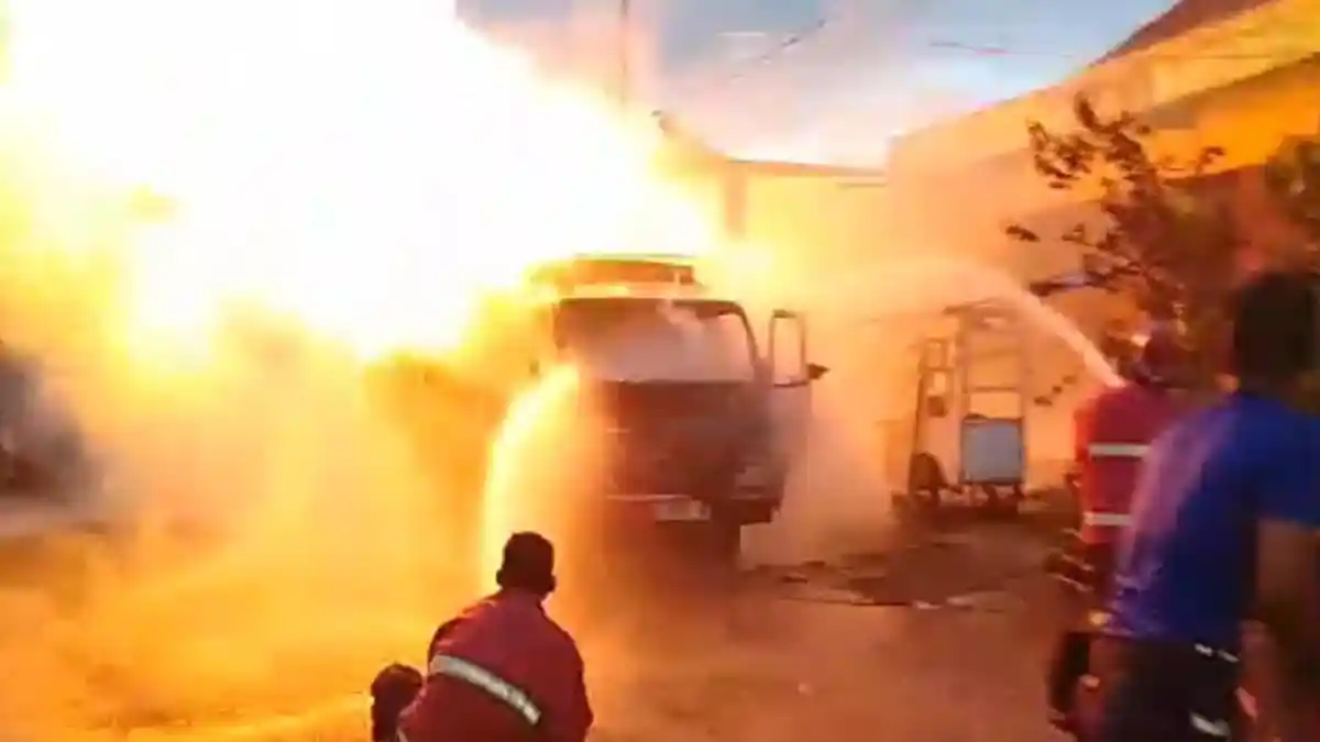 Truk Pengangkut Gas 3 Kilogram Terbakar Hebat di Sukabumi, Damkar ...