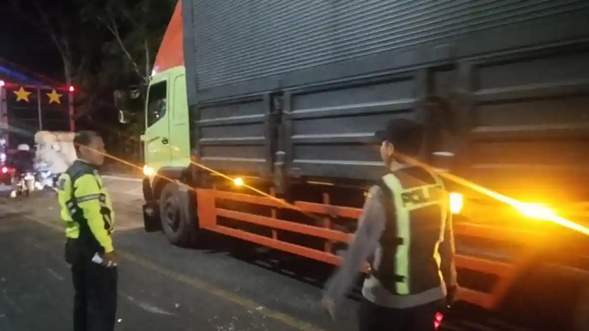 Evakuasi Emak-emak Pemotor di Bojonegoro dari Kolong Truk Berlangsung Dramatis, Gara-gara Menyalip