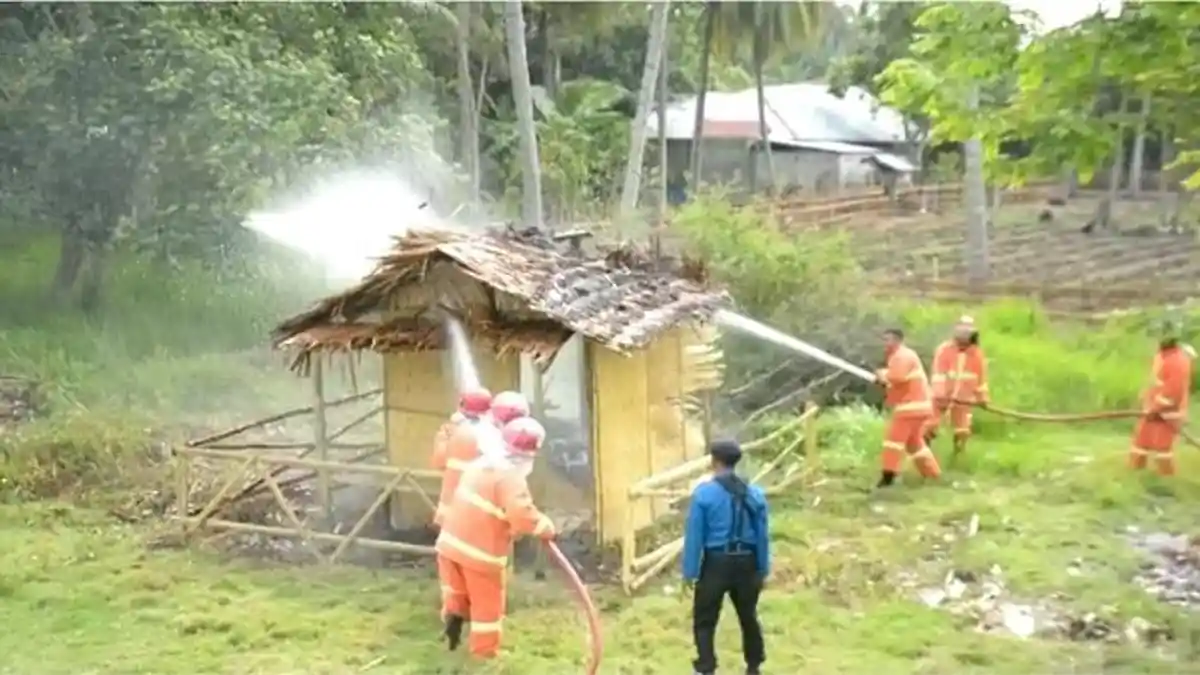 Petugas Damkar Padamkan Rumah Terbakar Dalam Simulasi HUT Damkar Bireuen