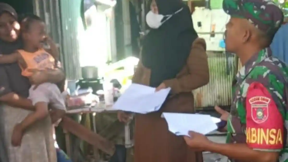 Babinsa di Sangatta Kutim Dampingi TPPS Gelar Pemeriksaan Kesehatan