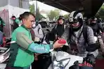 mitra-pengemudi-berbagi-takjil-di-bulan-Ramadan.jpg