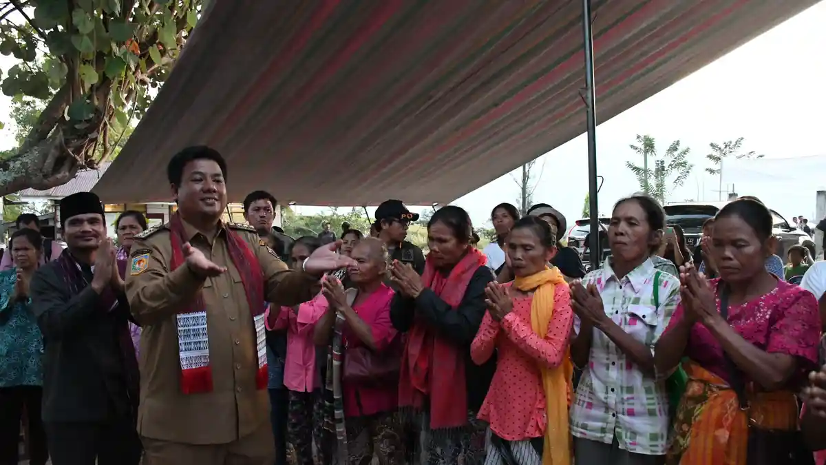 Berkantor di Desa, Bupati Samosir Vandiko Gultom Ajak Masyarakat Gunakan Pupuk Organik