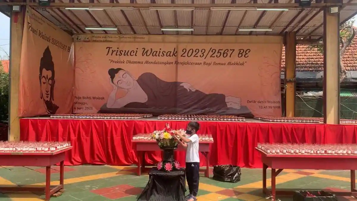 Hari Raya Waisak 2023, Ribuan Lilin Terangi Vihara Bio Hok Tek Tjeng Sin yang Dihadiri Ratusan Umat