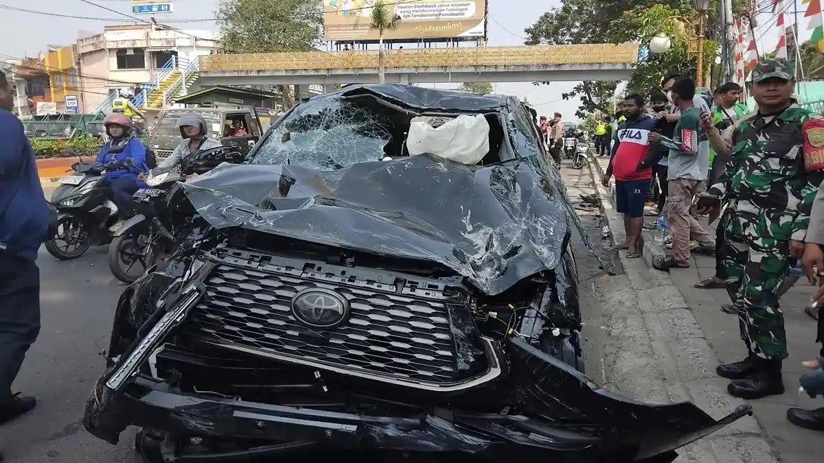 BREAKING NEWS: Kijang Innova Tabrak Pembatas Jalan di Depan SMA 3 Palembang, Hantam 3 Mobil