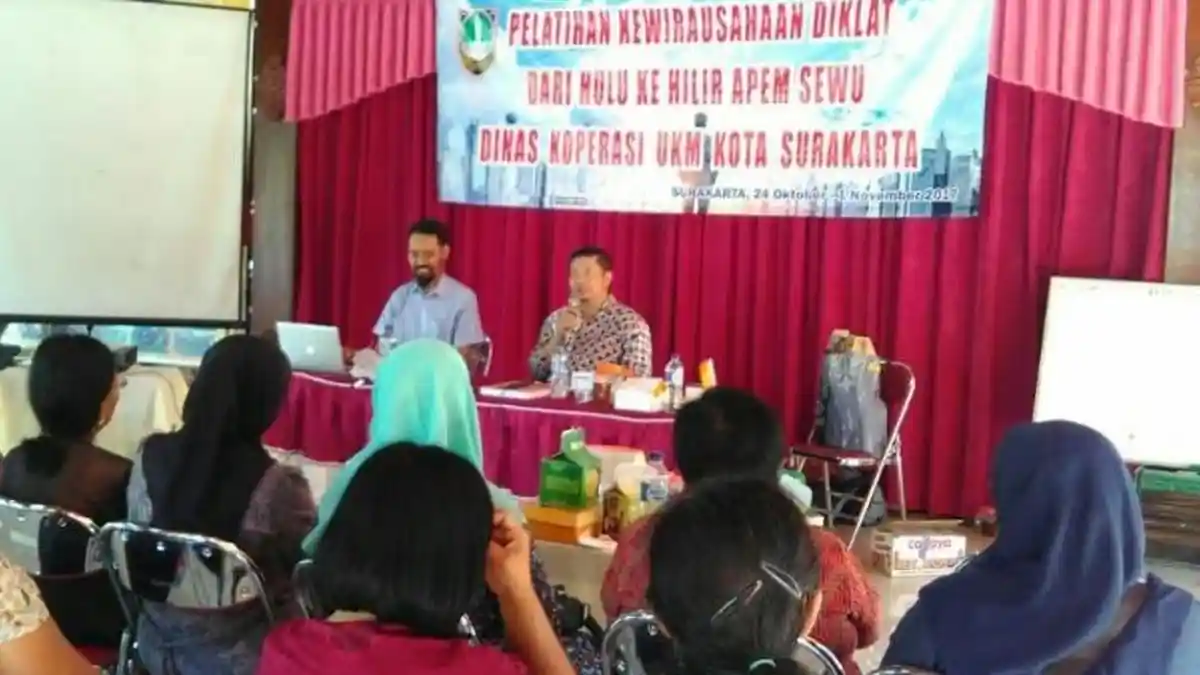Melalui Workshop, Produsen Apem Sewu Solo Diberi Materi tentang Branding dan Desain Kemasan