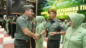 Kasad-Maruli-Simanjuntak-menyalami-perwira-usai-menerima-Laporan-Korps-Kenaikan-Pangkat.jpg