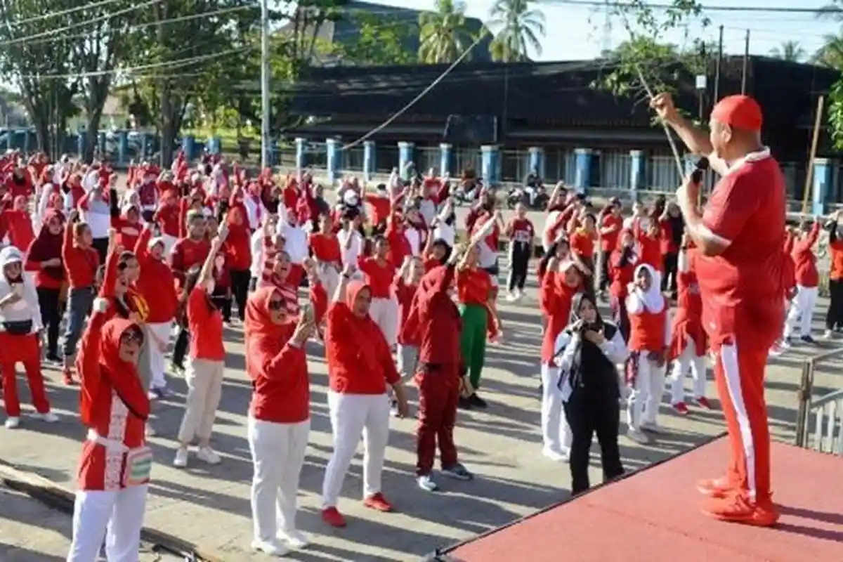 Senam 'Semangat Merah Putih' di Tenggarong, Bupati Bagi-bagi Hadiah kepada Warga
