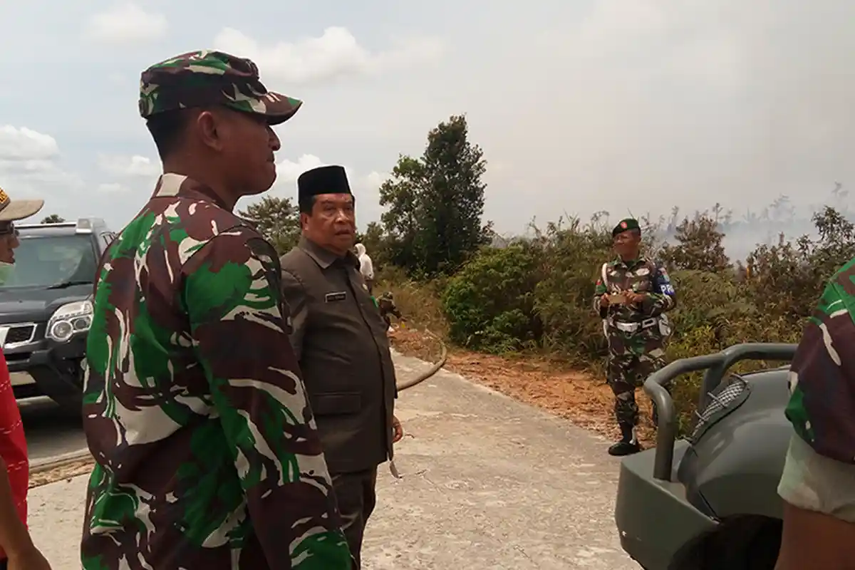Karhutla, Dandim Mempawah Kerahkan Seluruh Personel untuk Padamkan Api