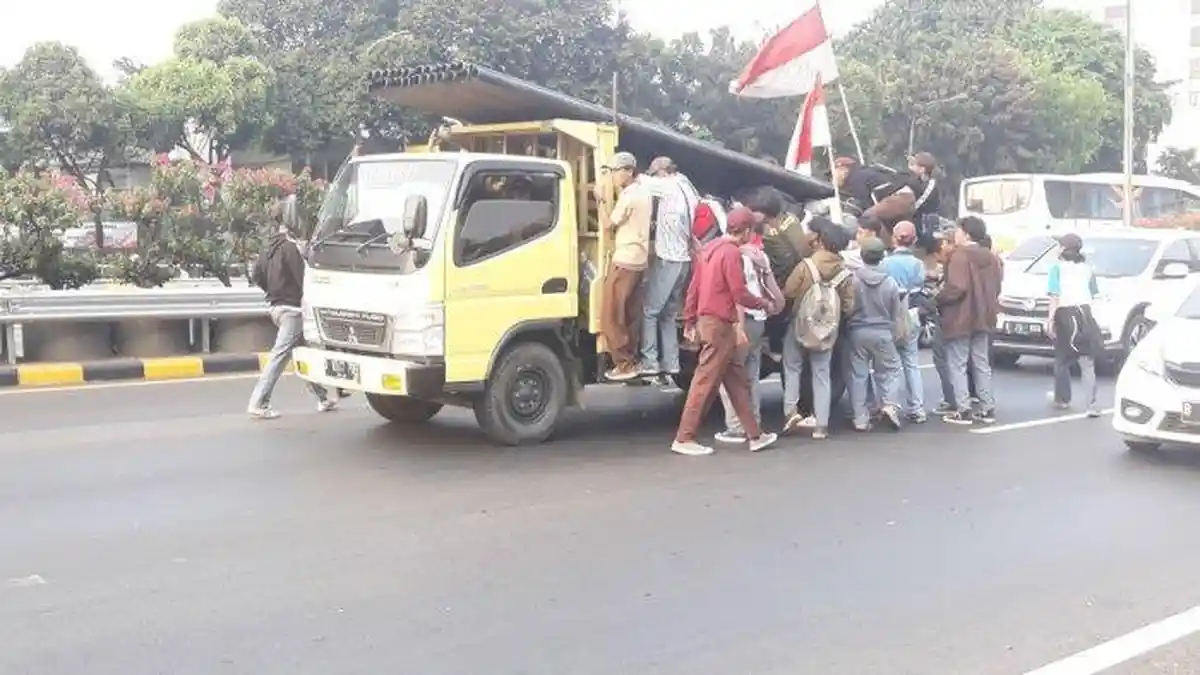 Pelajar Cegat Kendaraan di dalam Tol, Minta Tumpangan Menuju Gedung DPR