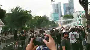 ricuh-demo-tolak-UU-TNI-di-depan-Gedung-Grahadi-Surabaya.jpg