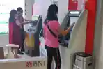 nasabah-bni-bertransaksi-di-atm-setorxmxmxm.jpg