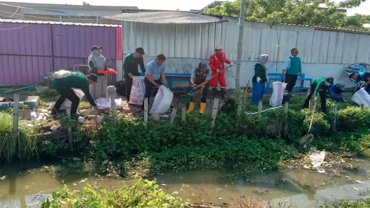 Ratusan Relawan Bersihkan Sungai di Manyar Sidomukti Gresik, Angkat Puluhan Ton Sampah 