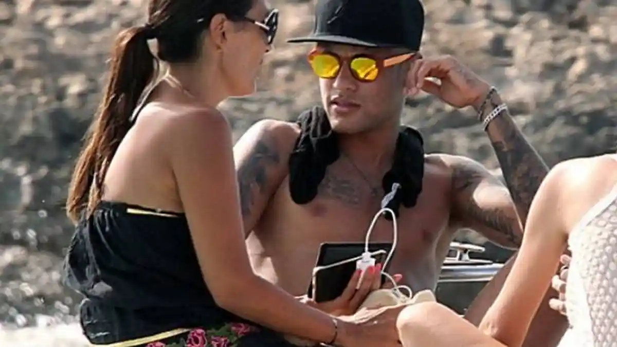 Dengan Seorang Wanita, Neymar Habiskan Liburan di Kapal Pesiar