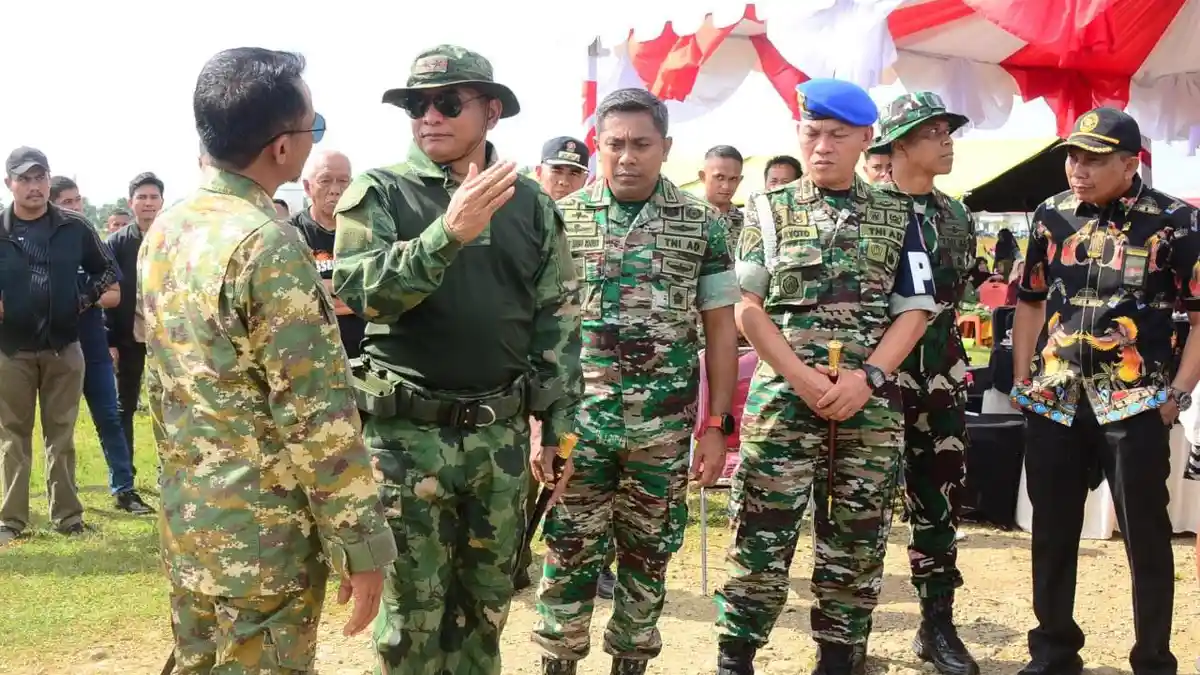 Latihan Terjun Taktis Kostrad di Bone Jadi Tontonan Warga, TNI Bagi-bagi Sembako