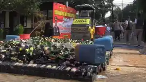 Polres-Subang-memusnahkan-ribuan-botol-minuman-keras-113.jpg