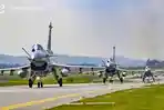 Jet-tempur-J-10-buatan-China-menjadi-perbincangan-di-media-sosial.jpg