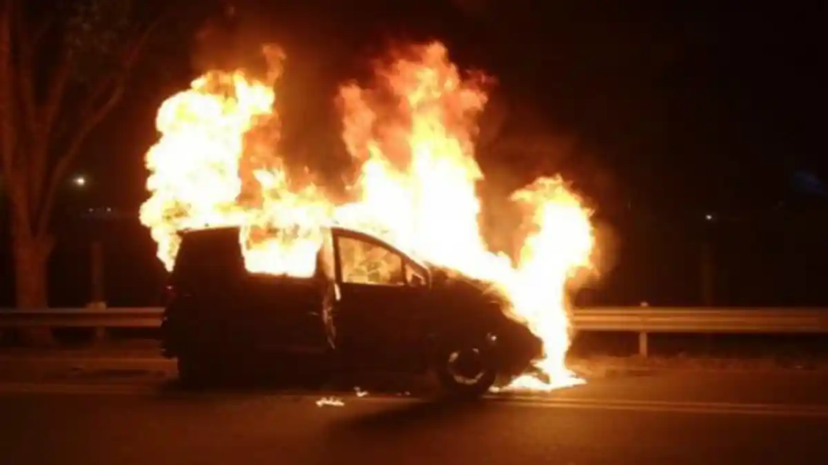 Honda Freed Terbakar di Bandara Soekarno Hatta