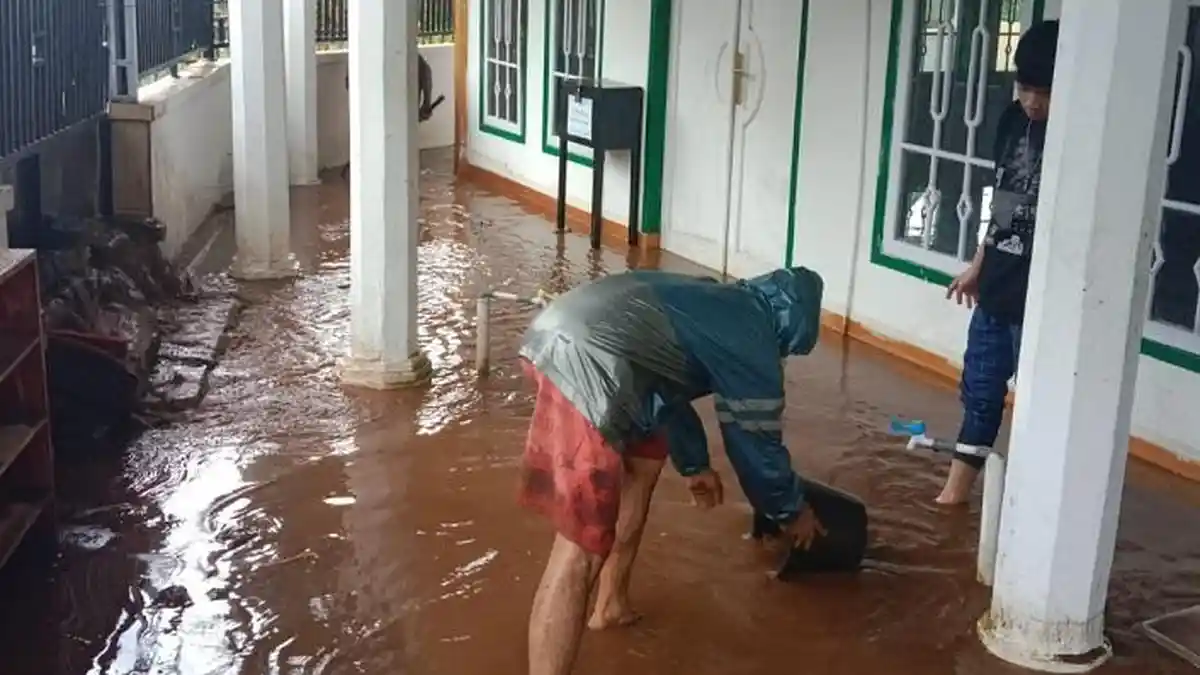BREAKING NEWS, Banjir Terjang Cigedug dan Cikajang Garut, Satu Jembatan Putus