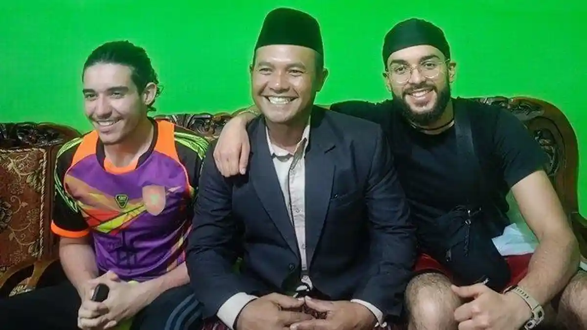 Lagi Mendaki Gunung Merbabu, 2 Bule Jerman Nyasar ke Perkampungan, Malah Ikut Halal Bihalal!