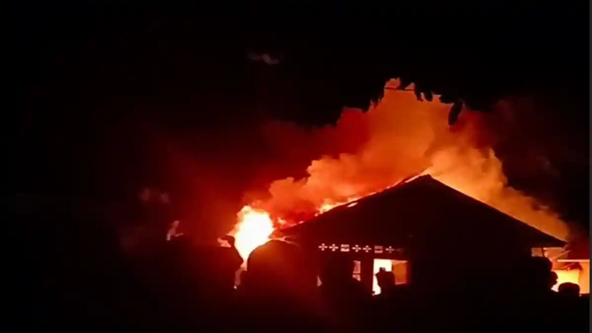Paniknya Warga Kebakaran Hanguskan Rumah di Empat Lawang Jelang Jam Tidur, Api Muncul di Atap