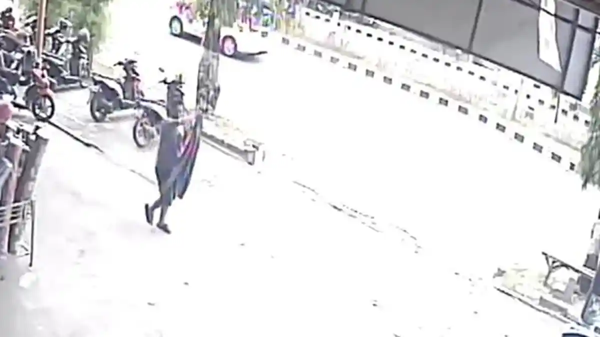 Ulah Maling Motor di Sukoharjo Terekam CCTV, Pelaku Melihat Kunci Masih Tergantung