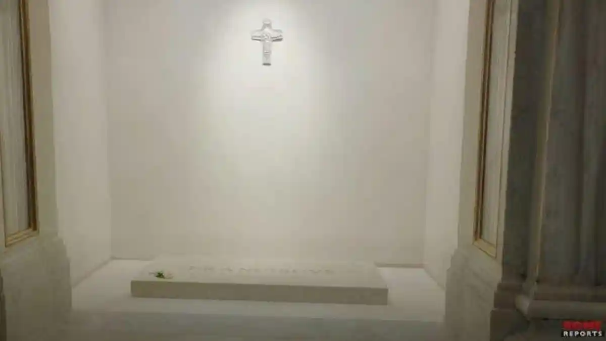 Makam Paus Fransiskus, Kesederhanaan Menyentuh Hati, Setangkai Mawar Putih Menjadi Simbol