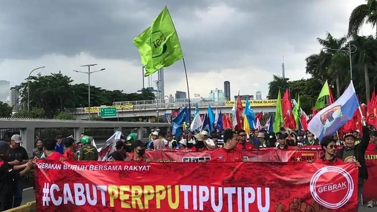 Demo Tolak Perppu Cipta Kerja, Massa Buruh Tiba di Gedung DPR