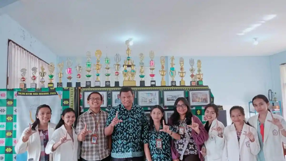 Mahasiswa PBSI Unika Ruteng Terapkan Praktik Multimedia di SMAK Santo Aloysius 