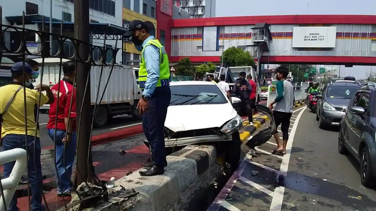 Pengemudi Toyota Yaris Tabrak Trotoar di Jalan Senen Raya Jakarta Pusat