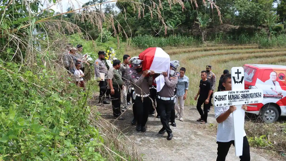 Polres Siantar Lakukan Upacara Pemakaman Aiptu Monang dengan Tradisi Kepolisian