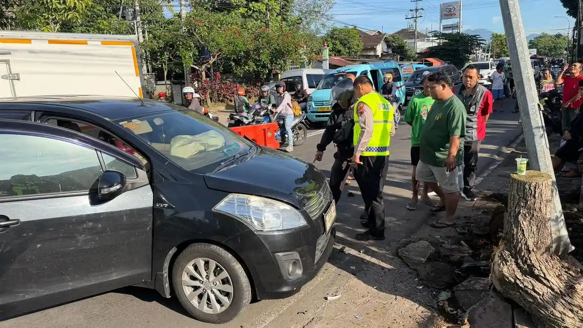 Tabrak Lampu Penerangan Jalan di Sidorejo Salatiga, Suzuki Ertiga Picu Tabrakan Beruntun