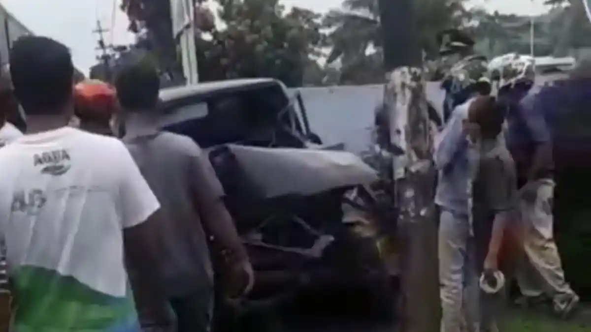 Mobil Pikap Ringsek Tabrakan dengan Kereta Api di Simpang GIA, Jalan Prof Dr Hamka Kota Padang