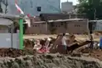 Satpol PP Bongkar Bangunan di Kampung Cebolok Semarang