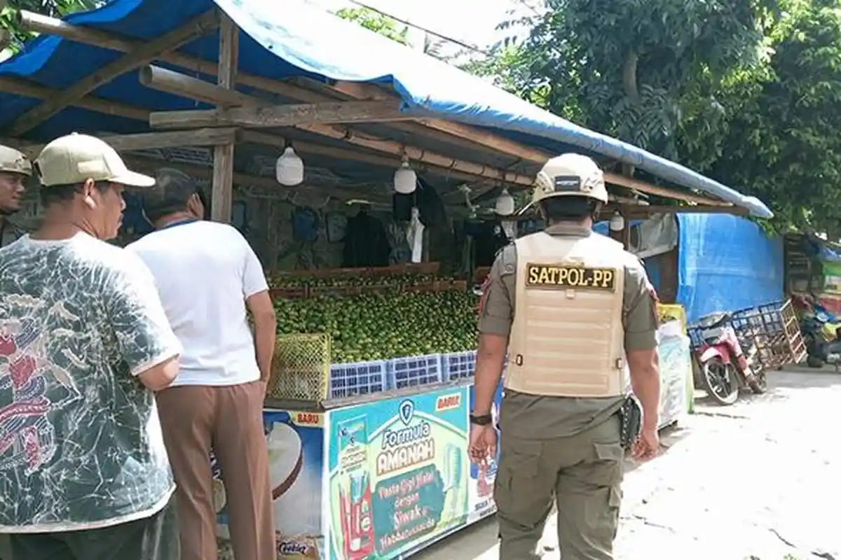 Satpol PP Bandar Lampung Tertibkan PKL, Pedagang Pasrah