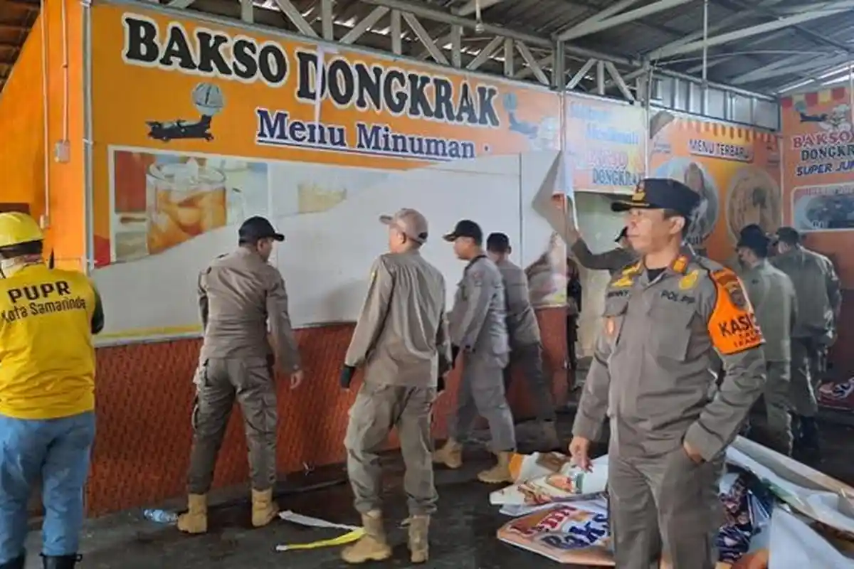 Tak Ada IMB, Satpol PP Samarinda Bongkar Bangunan Rumah Makan Bakso Dongrak