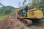 3 Titik Longsor di Kecamatan Silaen Toba, Dinas PUPR Turunkan Tiga Alat Berat untuk Bersihkan Jalan