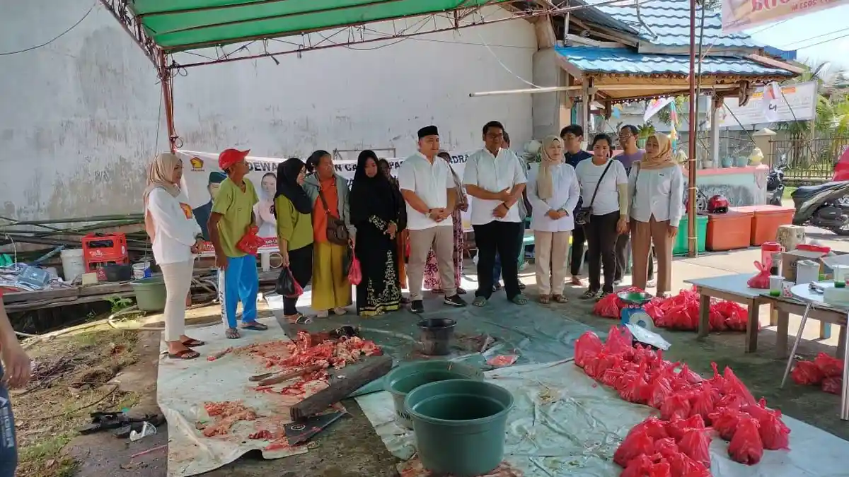 DPC Partai Gerindra Sanggau Salurkan Hewan Kurban di Kelurahan Beringin
