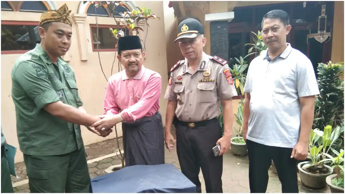 Tiga Tahun Merawat, Pimpinan NU Garut Serahkan Burung Cendrawasih ke BKSDA