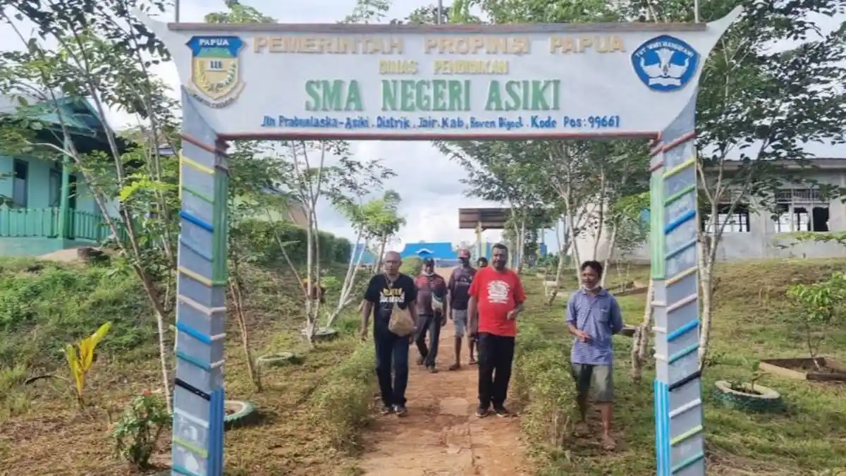 Wakil Ketua DPRP, Edo Kaize Kaget 2 Tahun Laboratorium SMAN 1 Asiki  Papua Masih Tanah