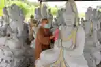 Suhu Membersihkan Rupang di Vihara Mahavira Graha Semarang