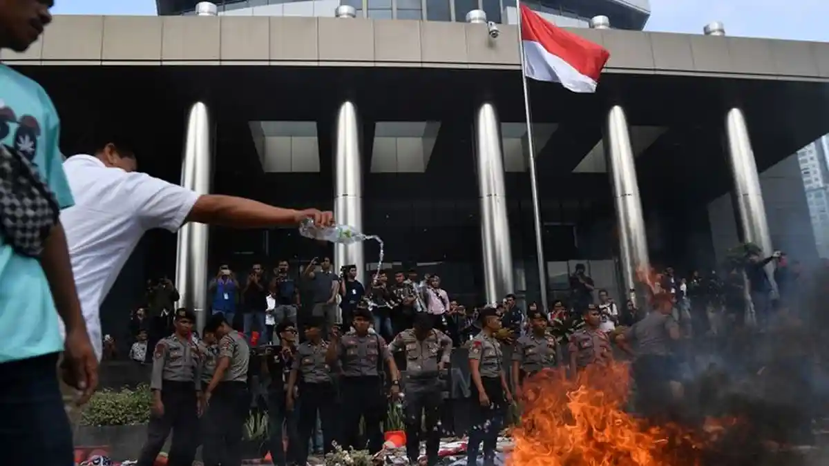 Aksi Demo di Depan Gedung KPK Rusuh