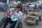 Abdul-Hadi-Mantan-Rektor-UIJ-paling-depan-baju-putih-dibonceng-dengan-Bentor-saat-daftar-Cawabup.jpg