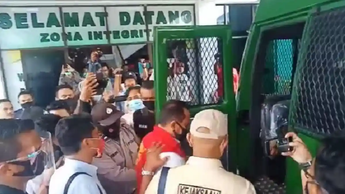 DUH, SEKWAN DPRD BATAM Asril Tersangka Korupsi Uang Makan Minum, Keluar Ruang Jaksa Berompi Tahanan