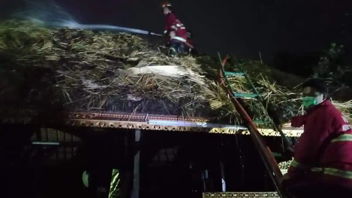 Diduga Akibat Percikan Kembang Api, Bale Panjang di Pura Puseh Desa Pakraman Denpasar Terbakar