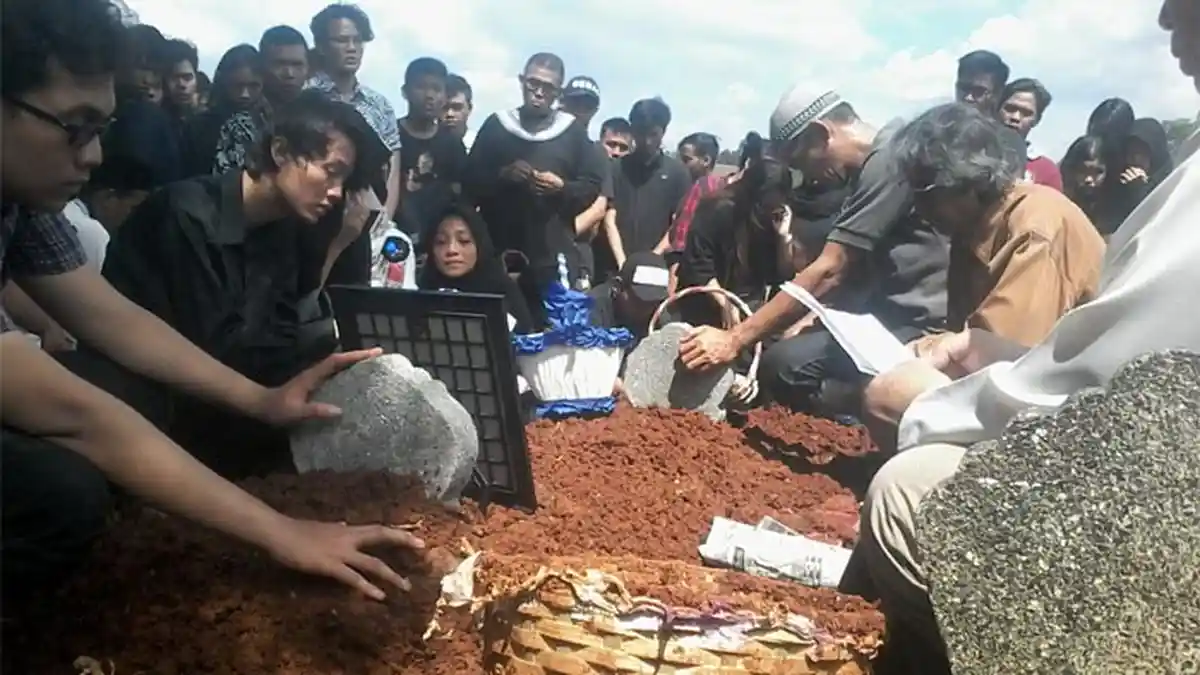 Tangisan Sang Putri Iringi Prosesi Pemakaman