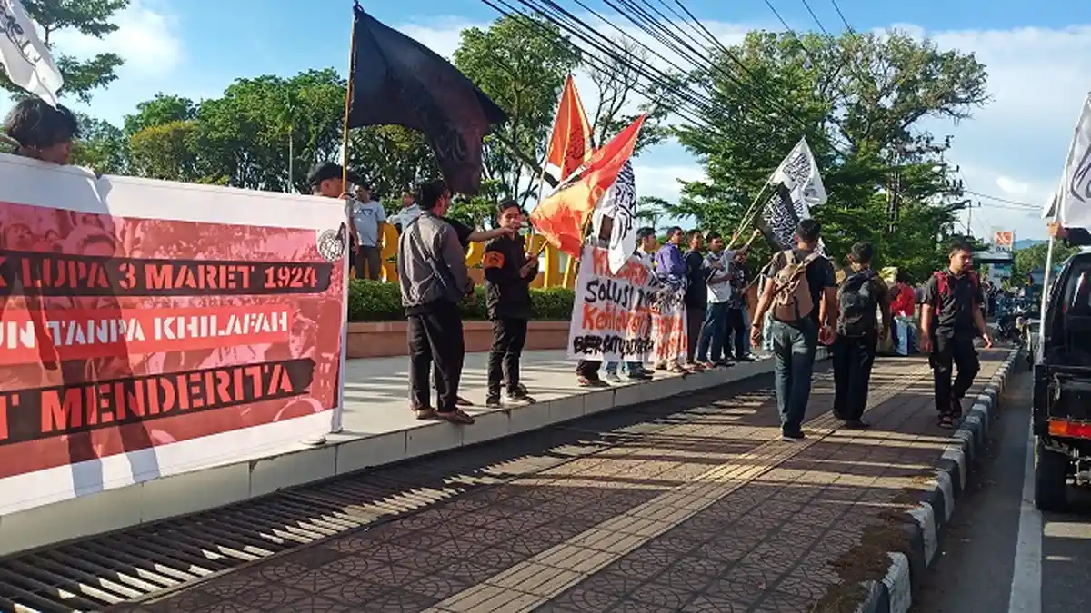 Massa Gerakan Mahasiswa Pembebasan Gelar Aksi Damai di depan Kampus UNP