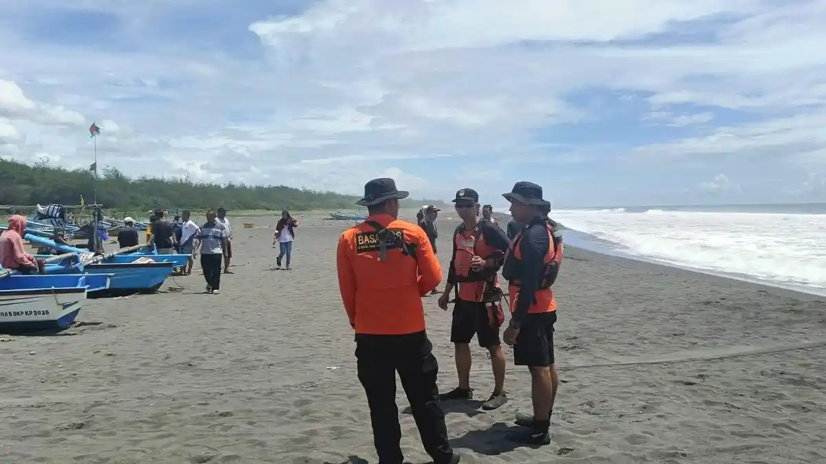 Perahu Terbalik Dihantam Ombak di Pantai Congot, 1 Nelayan Tewas dan 1 Hilang